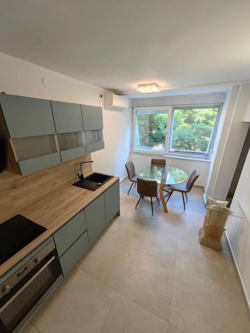 New 1 Bedroom Near Center And Beach Split Exterior photo