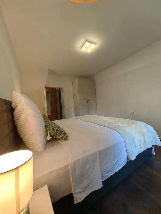 New 1 Bedroom Near Center And Beach Split Exterior photo