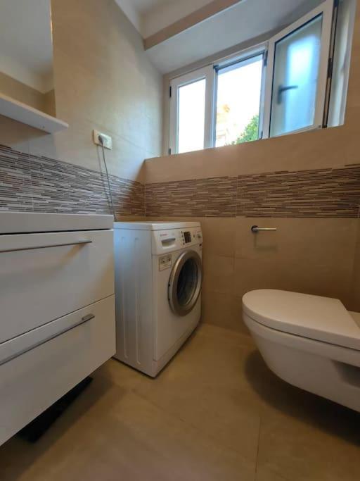 New 1 Bedroom Near Center And Beach Split Exterior photo