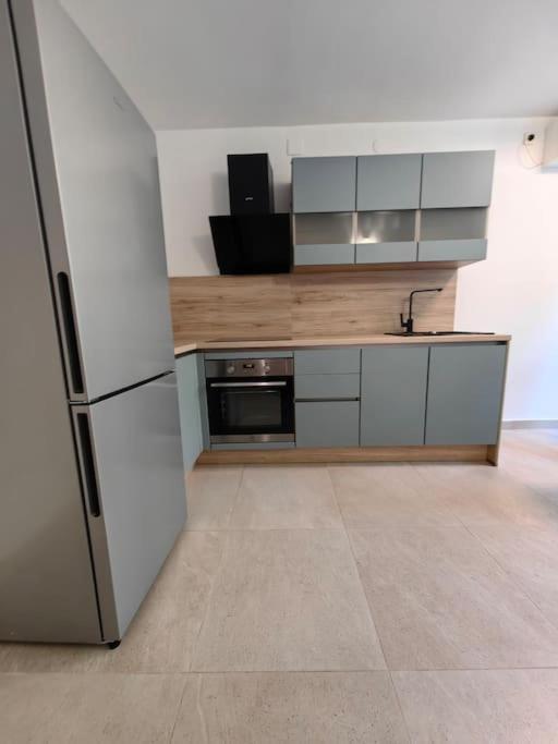 New 1 Bedroom Near Center And Beach Split Exterior photo